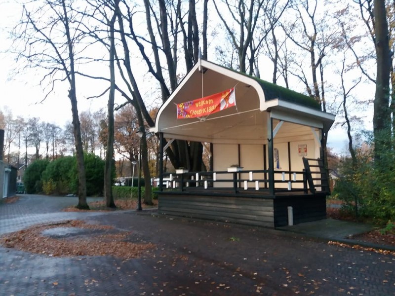 Dorpsstraat Lonneker muziekkoepel.jpg