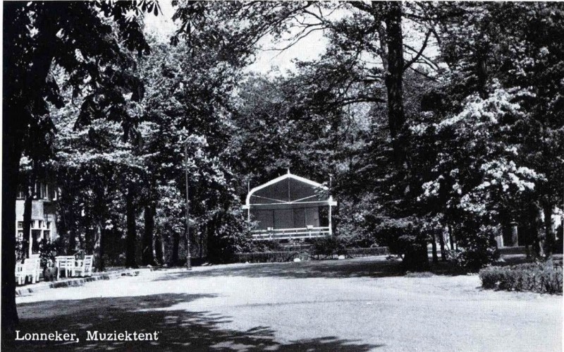 Dorpsstraat Lonneker muziektent 1950.jpg