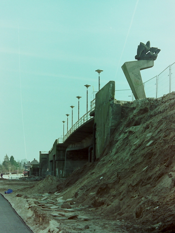 Getfertsingel oorlogsmonument op brug.jpg