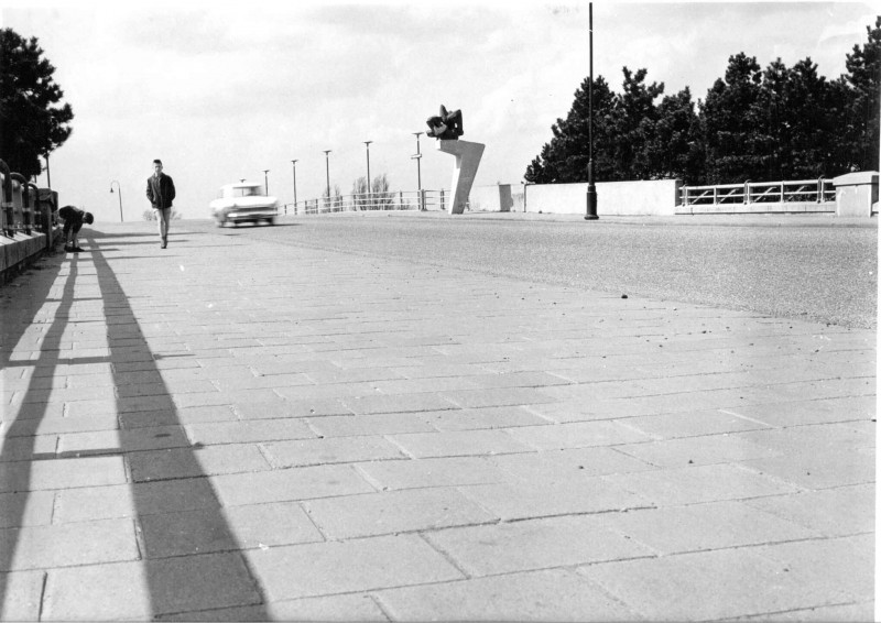 Getfertsingel Weth. Nijkampbrug 1959 met monument De Herrijzing.jpg