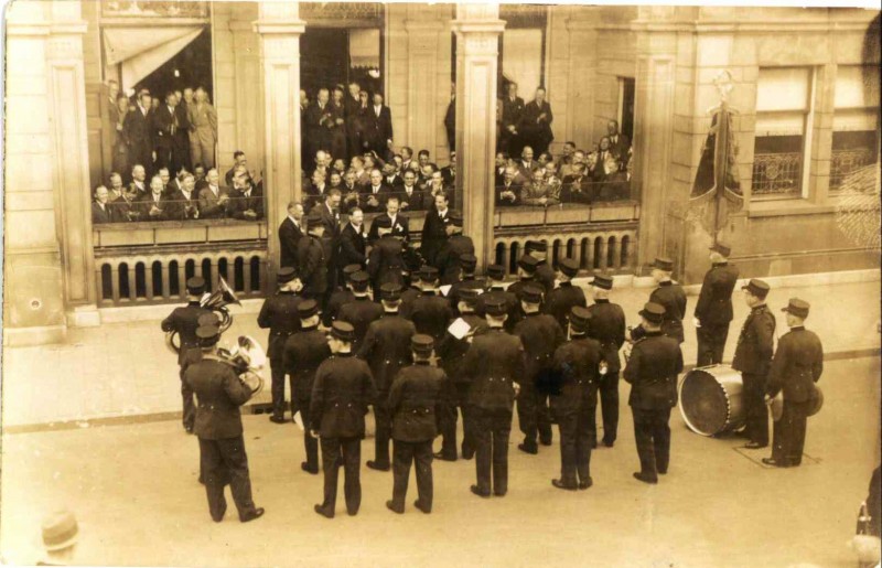 Langestraat 1934-1939 De Koninklijke Enschedese Burgerharmonie geeft een serenade op en voor het terras van de Groote Sociëteit..jpg