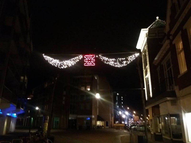 Korte Haaksbergerstraat 25-12-2017 kerstverlichting met stadswapen.jpg