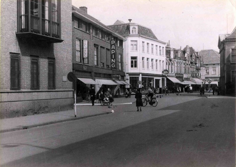 Langestraat 1944 Vanaf stadhuis richting de Klomp. Winkels Velleman en Paping..jpg
