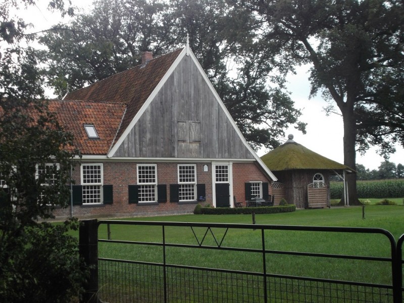 Berenbroeksweg 38-40 boerderij tuinhuisje.JPG