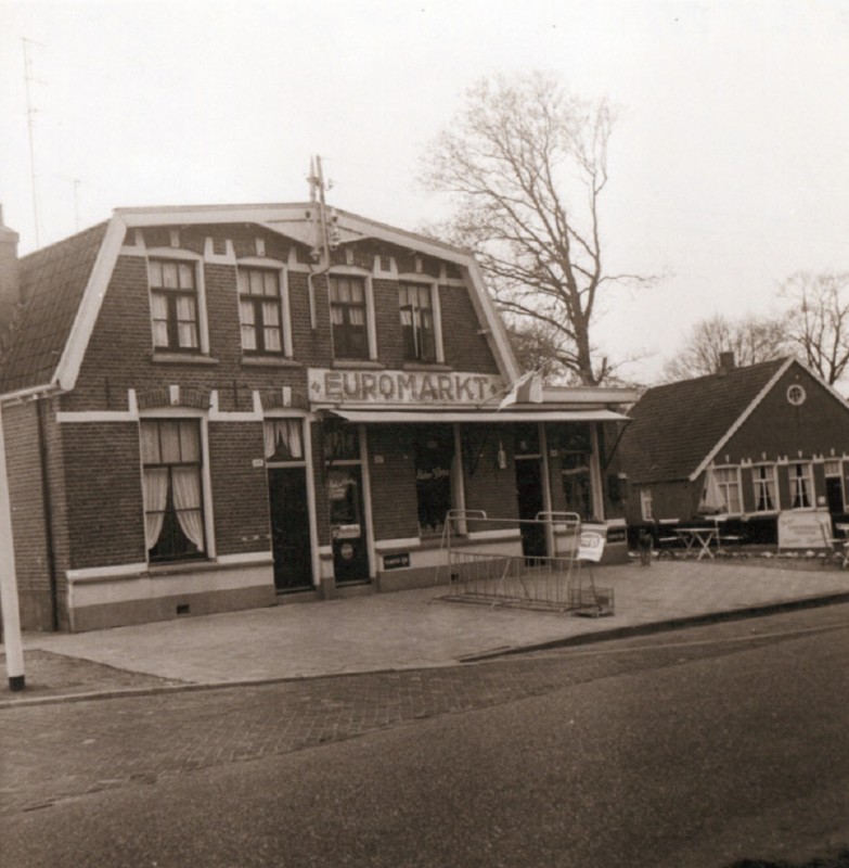 Knalhutteweg 3-4-1961 Zicht op café Euromarkt en boerderij bij grensovergang de Knalhutte.jpg