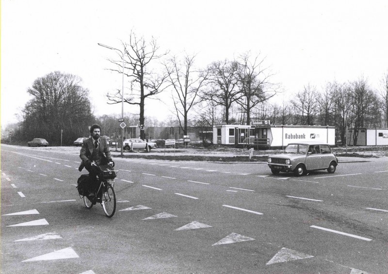 Knalhutteweg 1975 Kruispunt Broekheurnering Zuid Esmarkerrondweg, Rabobank.jpg