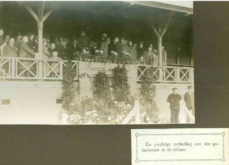 Weggelhorstweg 1925 Plechtige onthulling van de gedenksteen in de tribune van voetbalvereniging Sportclub Enschede..jpg