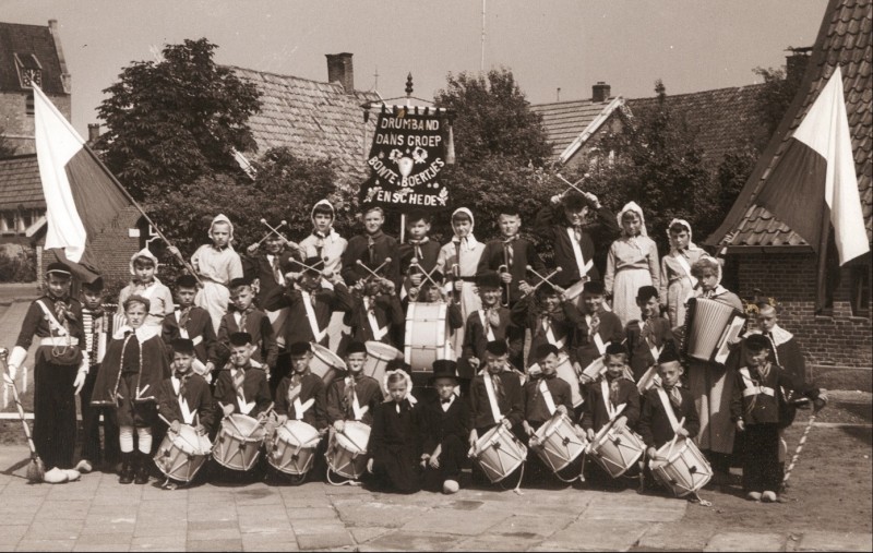 Kinderen van drumband en dansgroep Bonte Boertjes met instrumenten en in klederdracht.jpg