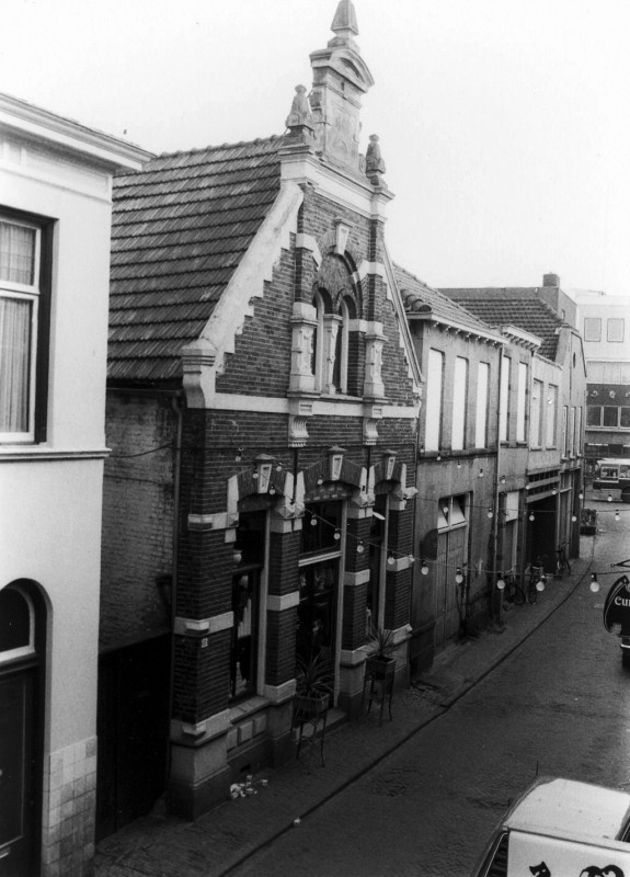 Walstraat Pakhuis later koetshuis uit 1889 met een zeer rijk gedecoreerde voorgevel in neo-renaissancestijl gebouwd in opdracht van B.W. Blijdenstein ontworpen door de Architecten H.W. Valk en J.M. Sluymer..jpg