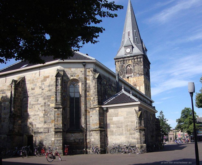 Oude Markt Grote Kerk achterkant nu met andere toren.jpg