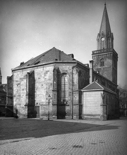 Markt achterkant N.H. Kerk met oude toren.jpg