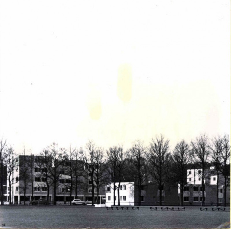 Campuslaan 1970 Aantal studentenhuizen gezien vanaf sportveld Drienerlo (2).jpg