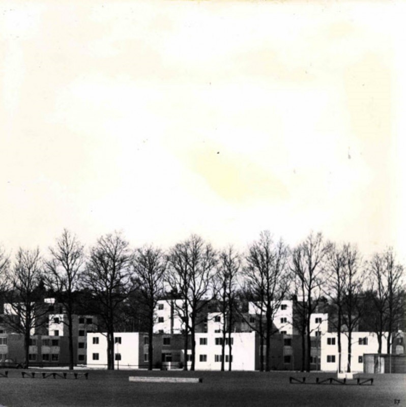 Campuslaan 1970 Aantal studentenhuizen gezien vanaf sportveld Drienerlo.jpg