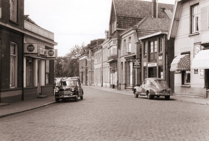 Willemstraat 36 juli 1955 Zinger DKS vroeger op dit adres Mag. De Voordracht K. Stuiver.jpg