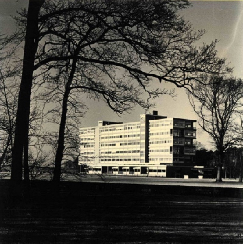 Drienerbeeklaan 1970 Gebouw van bestuur en beheer gezien vanaf de Drienerlolaan.jpg