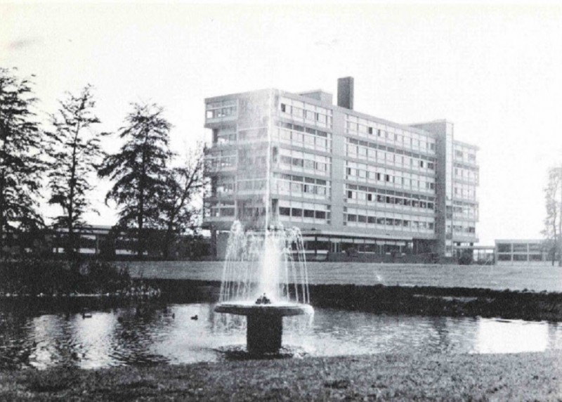 Drienerbeeklaan 1968 Campus Technische Hogeschool Twente ( T.H.T. ). Zicht op gebouw bestuur en beheer.jpg