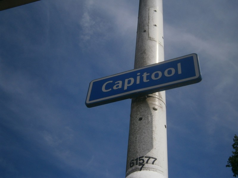 Capitool straatnaambord (2).JPG