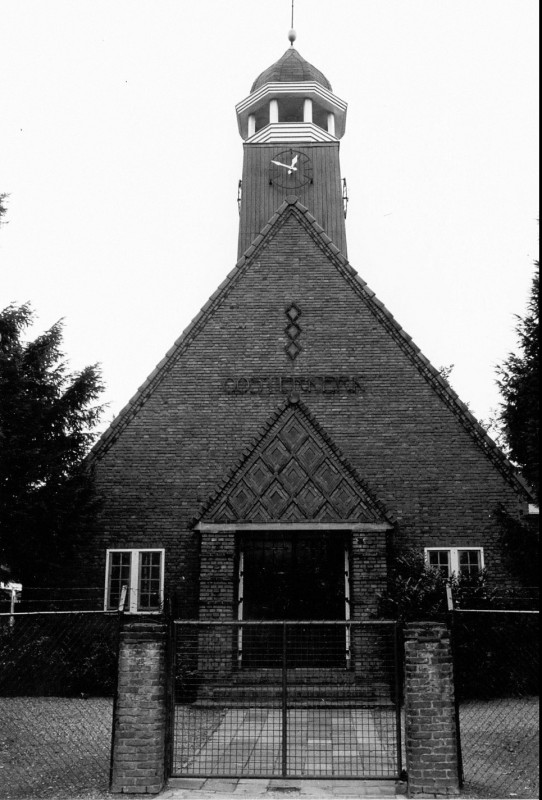 Oostburgweg Oosterkerk met er tegenover het spoor naar Gronau..jpg