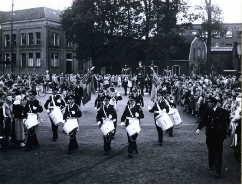 Boddenkampsingel 1954 Muzievereniging Kunst naar Kracht t.g.v. openingsavond van de VIVA-feesten met op de achtergrond textielfabriek Schuttersveld..jpg