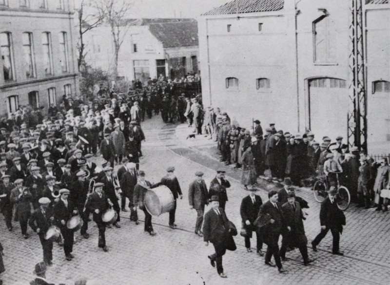 Marktstraat kruispunt de Graaff Protestdemonstratie van stakers en uitgeslotenen  met het sociaal-democratische muziekkorps Kunst naar kracht 1924.jpg