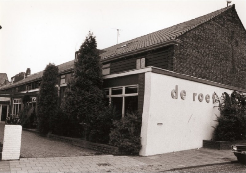 Pastoor Geertmanstraat De Roef, wijkcentrum. Het gebouw, gezien vanaf de straat, met hoofdingang.jpg