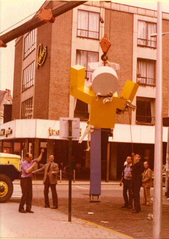 Korte Haaksbergerstraat 9-7-1974 Plaatsing kunstwerk de Trommelslager bij kruispunt de Graaff.(3).jpg