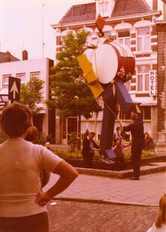 Korte Haaksbergerstraat 9-7-1974 Plaatsing kunstwerk de Trommelslager bij kruispunt de Graaff.(2).jpg