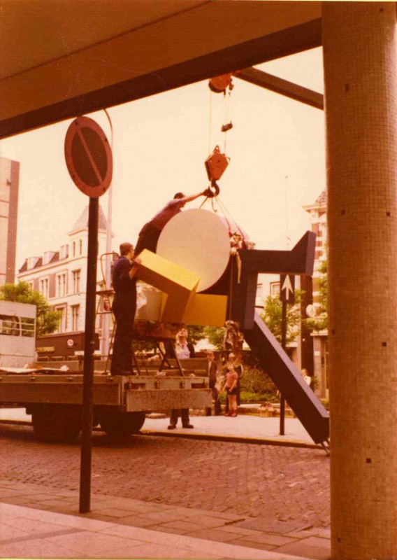 Korte Haaksbergerstraat 9-7-1974 Plaatsing kunstwerk de Trommelslager bij kruispunt de Graaff.jpg