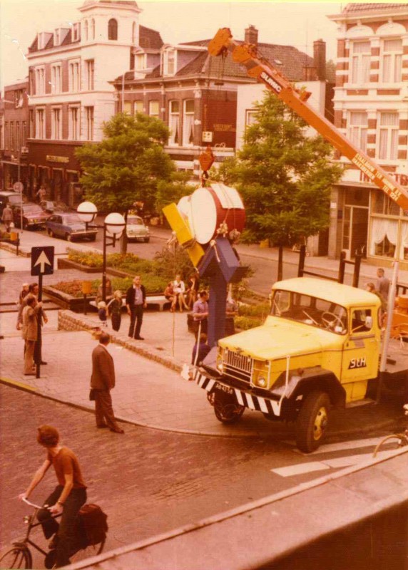 Korte Haaksbergerstraat 9-7-1974 Plaatsing kunstwerk de Trommelslager bij kruispunt de Graaff.(4).jpg