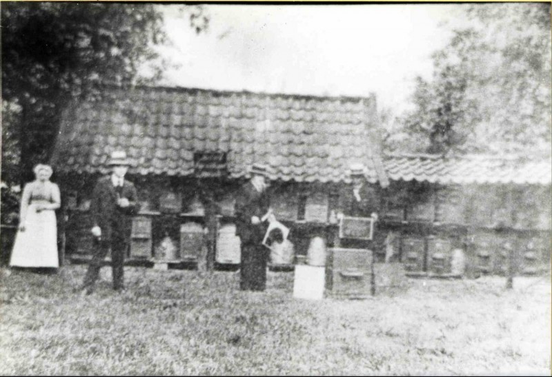 Meijerinksweg 1910 Mobiele bijenstand Breteler te Lonneker..jpg