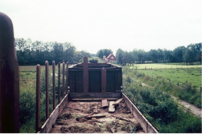 Meijerinksweg juli 1975 Laatste trein spoorlijn Enschede-Lonneker, gezien richting Meijerinksweg. Rechts huis fam. Poorthuis.jpg