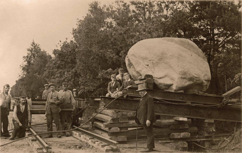 Oude Deventerweg Lonneker. Zwerfsteen later naar Rijksmuseum. De kei die 27515 kg weegt(2).jpg