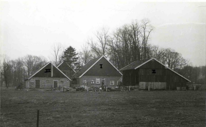 Vliegveldweg 1942 Huisnummer 72 noodverblijf Kosters. 1. Bestaande schuur ingericht als woonhuis; 2. Overgebrachte kapschuur; 3. Nieuw ingerichte veeschuur.jpg