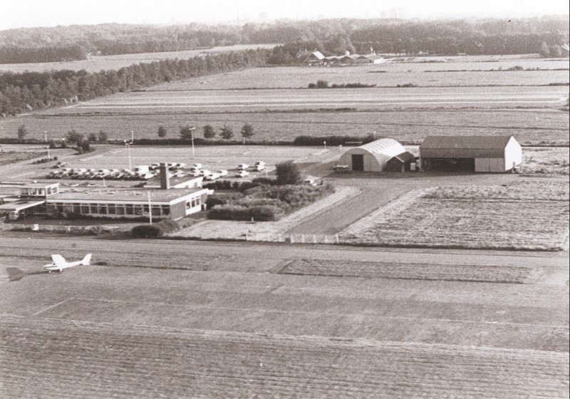 Vliegveldweg 1974 Luchtopname vliegveld Twente.jpg
