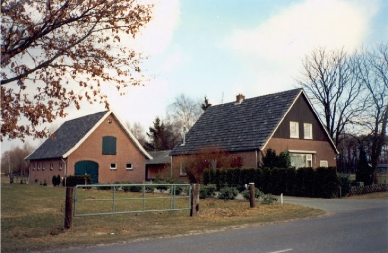 Vergertweg 20c Lonneker Vooraanzicht woning met schuur.jpg