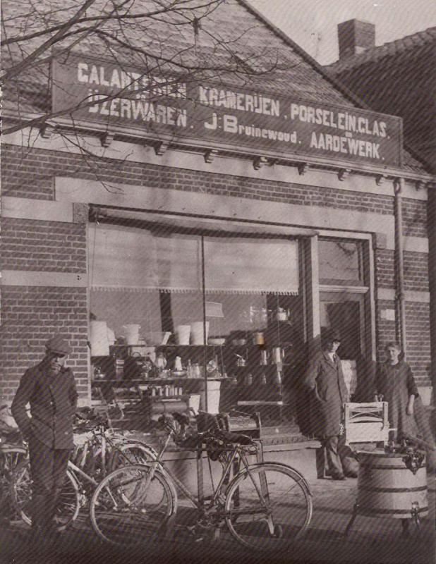 Rijksweg Glanerbrug J. Bruinewoud ijzerwaren aardewerk galanterien.jpg