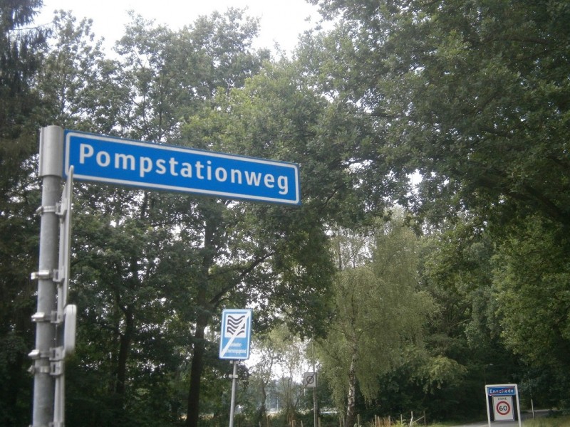 Pompstationweg straatnaambord.JPG