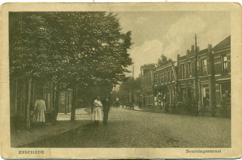 Deurningerstraat Rechts van T & M werden 8 panden gesloopt. De Hengelosedwarsstraat werd verlegd en omgedoopt in Raiffeisenstraat.  het T & M pand net rechts van het midden. Voorheen  schoenenwinkel Eenkhoorn.jpg