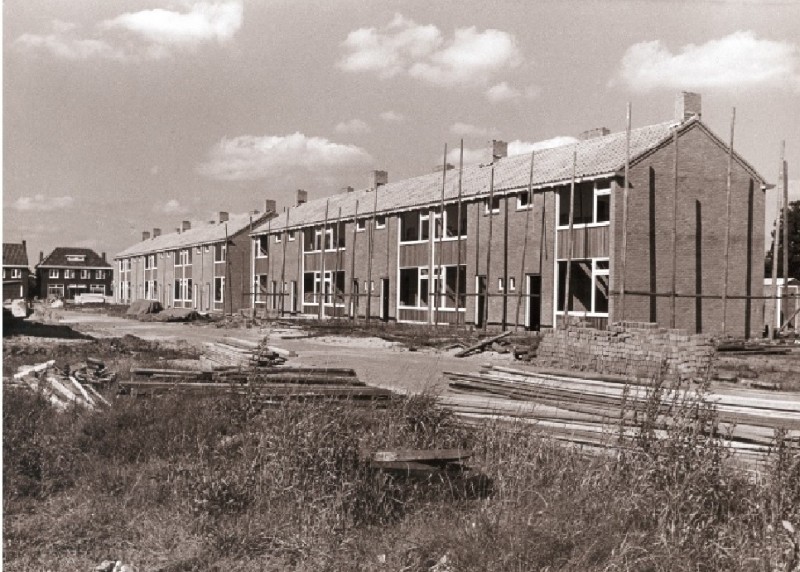 Jan van Zutphenstraat. Eengezinswoningen in aanbouw. Op de achtergrond bestaande woningen aan de Vanekerstraat 1962.jpg