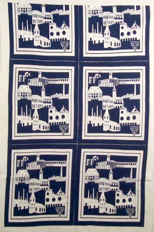 Gedenkdoek ter promotie van Enschede In het midden zeven belangrijke Enschedese monumenten o.a. het Textielmuseum. Boven de letters 'FF' met honingraat en bij, onder het VVV-logo met Enschede.jpg
