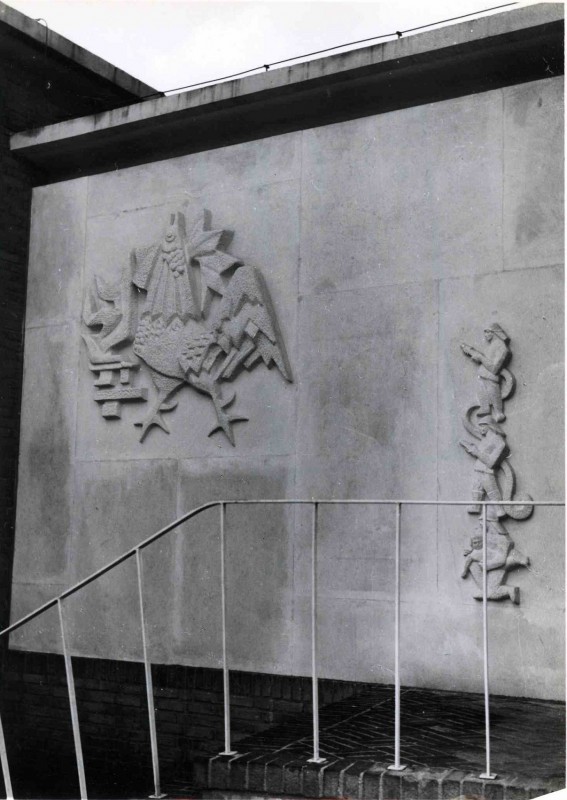 Hengelosestraat 1955 Reliëf-beeldhouwwerk in de muur van de brandweerkazerne.jpg