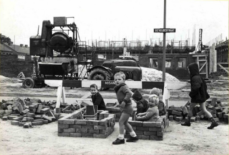 Scheldestraat 10-10-1964 Bouwterrein met nieuwbouw Deppenbroek, kinderen spelen met stenen.jpg