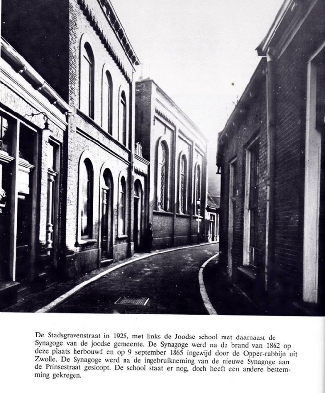 Stadsgravenstraat 1925 met de Joodse School, waarin later de sportschool van Barend Frijsteen en de Sjoel..jpg