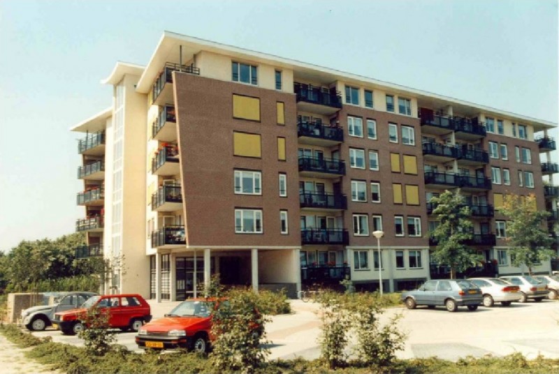 Dollardstraat Flatgebouw met parkeerplaats 1996.jpg