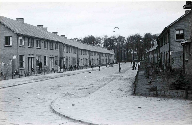Reggestraat april 1949 Nieuwbouw, woningen na de Tweede wereldoorlog gebouwd.jpg