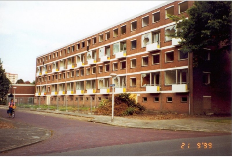 Spaarnestraat Flatwoningen In de wijk Deppenbroek gezien vanaf de Lijsterstraat in de richting van de Scheldestraat 21-9-1999.jpg