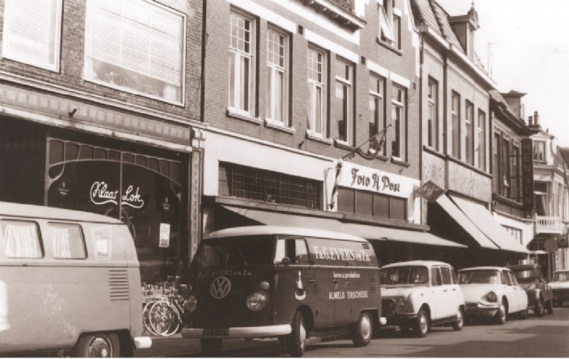 Oldenzaalsestraat 24-26 Voorzijde winkels met o.a. Klaas Lok, Foto H. Post, Hensen. 1967.jpg