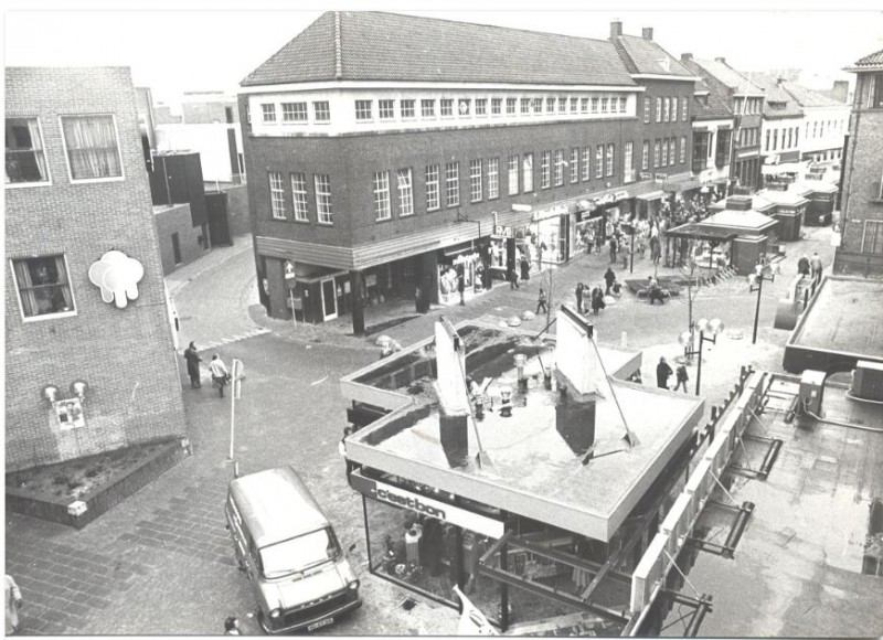 Dagblad Tubantia opening kiosk met Annie Borckink   .jpg