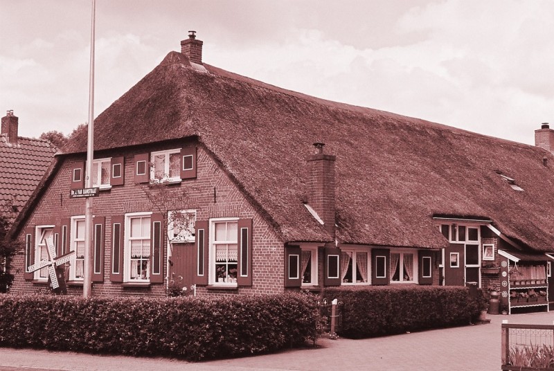 Dr. J. van Damstraat. Oude boerderij na 1941.jpg