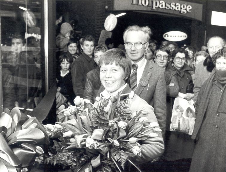 Dagblad Tubantia opening  kiosk met Annie Borckink   (3).JPG